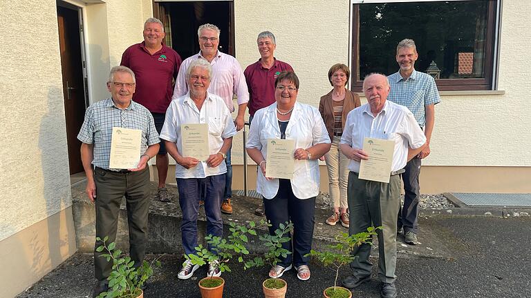 Im Bild (vorne von links): Roland Schmitt, Peter Gleitsmann, Birgit Göbhardt, Harald Vorberg; Hinten von links:&nbsp; Thomas Helmschrott (2. Vorsitzende) Willi Warmuth (1. Vorsitzende) Johannes Neubauer (GF), Bettina Bärmann (stellvertretende LR), Stephan Thierfelder (AELF)