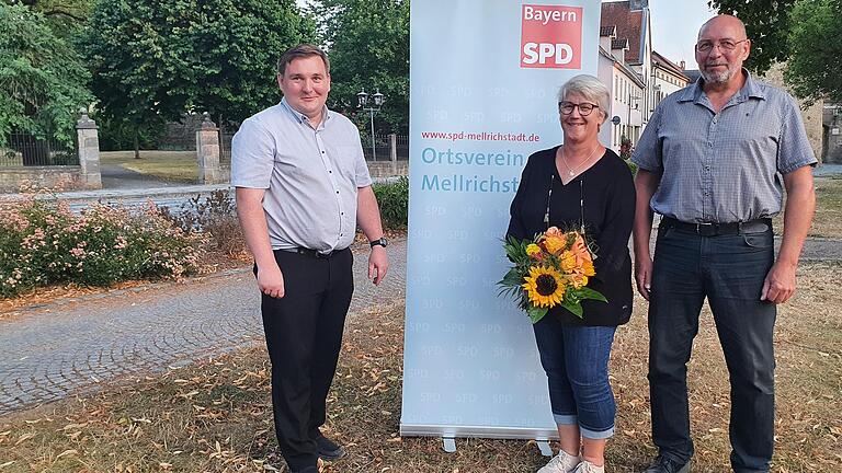 Im Juli 2022 hatte Karoline Karg den Vorsitz des SPD Ortsvereins Mellrichstadt an Wolfgang Stahl (rechts) abgegeben (links im Bild SPD-Kreisvorsitzender René van Eckert). Am 14. November ist die Kommunalpolitikerin mit 61 Jahren gestorben.&nbsp;&nbsp;