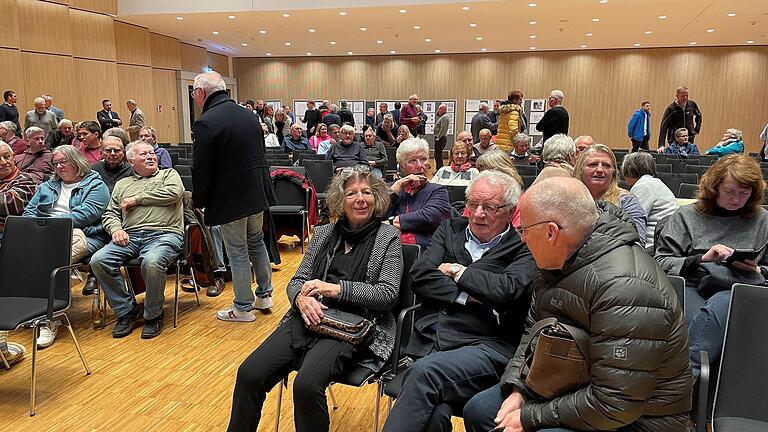 Rund 170 Besucherinnen und Besucher kamen zur Bürgerinfoveranstaltung zum Umbau der Alten Amtskellerei in die Stadthalle und lauschten und diskutierten über zwei Stunden. Rund 170 Besucherinnen und Besucher kamen zur Bürgerinfoveranstaltung zum Umbau der Alten Amtskellerei in die Stadthalle und lauschten und diskutierten über zwei Stunden.