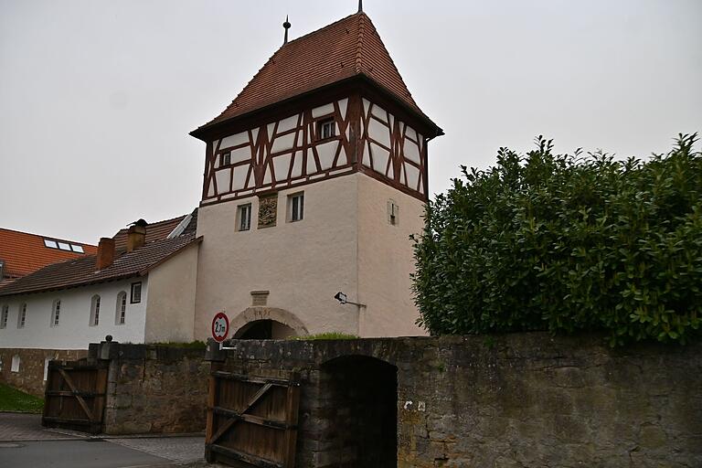 Weit überragt das Obere Tor die Gebäude der Umgebung. Es war eines von zwei Stadttoren.