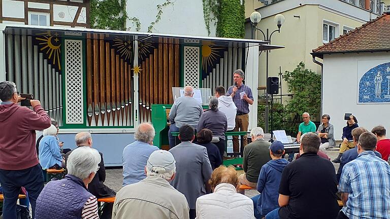 Steffen Link und Marcus Wollman am Spieltisch der Orgel in Front des Orgel-Lkw, unterstützt beim Registerwechsel durch Margarethe Wollmann und kommentiert von Bernhard Hopf.       -  Steffen Link und Marcus Wollman am Spieltisch der Orgel in Front des Orgel-Lkw, unterstützt beim Registerwechsel durch Margarethe Wollmann und kommentiert von Bernhard Hopf.