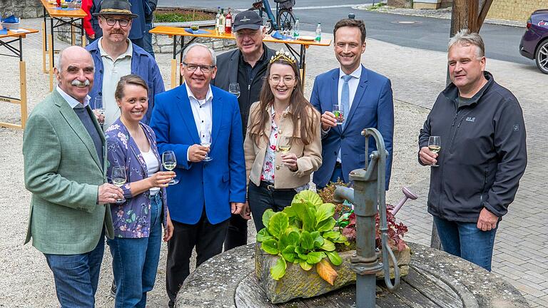 Sowohl der Brunnenschoppen in Michelau (Bild vom Besuch des Regierungspräsidenten) als auch jener in Gerolzhofen haben zurzeit mit Problemen unterschiedlicher Art zu kämpfen. Beide hoffen auf eine Lösung.