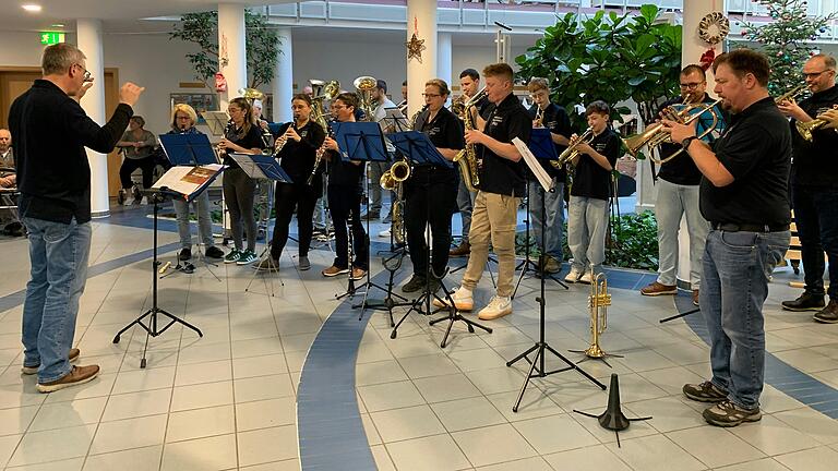 Die Dorfmusikanten Humprechtshausen bei ihrem Standkonzert im Altenservicezentrum St. Martin Hofheim.