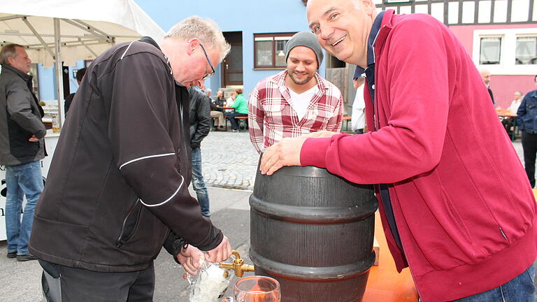 Standkonzert, Bieranstich und Maßkrugstemmen zum Auftakt der Hofheimer Kirchweih.