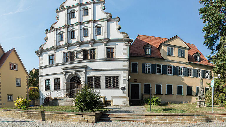 Panorama-Aufnahme des Martin-Luther-Platzes mit dem Alten Gymnasium im Mittelpunkt. Die Garagen rechts im Bild sind mittlerweile abgerissen.