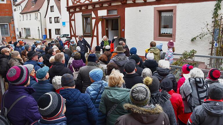 Mit einer großen Gruppe zogen die Stadtführer Angelika Feuser (Mitte, grüner Schal) und Bernhard Schneider (links daneben) am Sonntagnachmittag zum Weltgästeführertag durch die Lohrer Innenstadt.