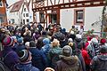 Mit einer großen Gruppe zogen die Stadtführer Angelika Feuser (Mitte, grüner Schal) und Bernhard Schneider (links daneben) am Sonntagnachmittag zum Weltgästeführertag durch die Lohrer Innenstadt.