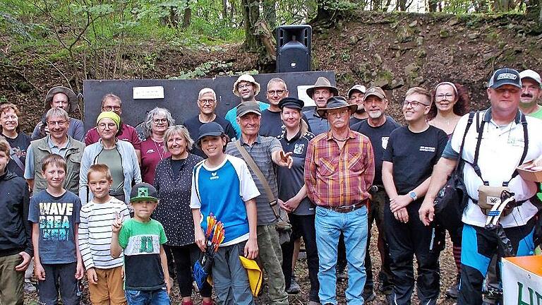 Unser Foto zeigt die Erstplatzierten in den verschiedenen Klassen beim Jagdturnier, das der Schützenverein Almrausch Neuwirtshaus ausgerichtet hat.       -  Unser Foto zeigt die Erstplatzierten in den verschiedenen Klassen beim Jagdturnier, das der Schützenverein Almrausch Neuwirtshaus ausgerichtet hat.