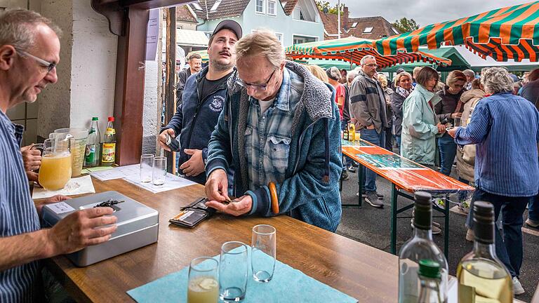 Meefischli müssen schwimmen. Beim Fischmarkt in Randersacker tun sie dies bevorzugt im Federweißen.