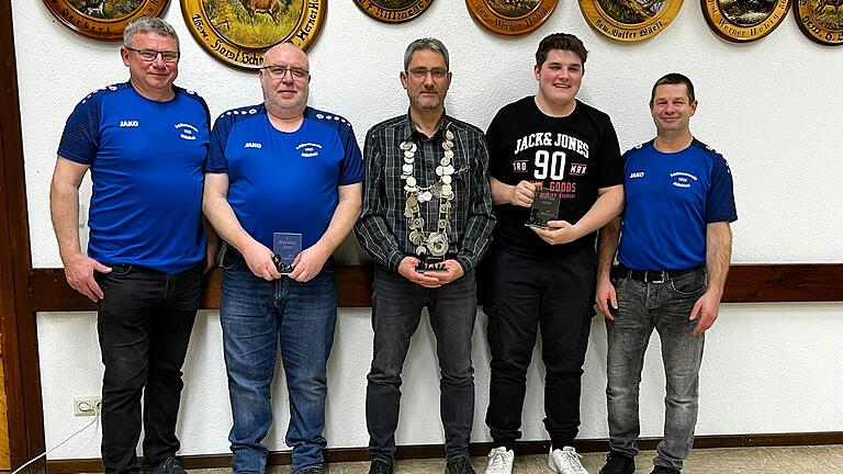 Von links. Georg Krauß, 1. Ritter Artur Kreß, König Oliver Schmitt, 2. Ritter Robyn Grünbeck und Matthias Schmidt. Von links. Georg Krauß, 1. Ritter Artur Kreß, König Oliver Schmitt, 2. Ritter Robyn Grünbeck und Matthias Schmidt.