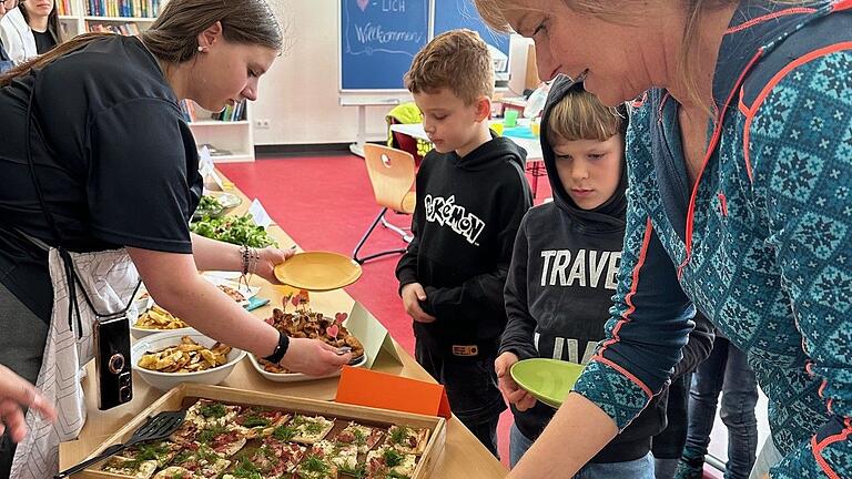 Achtklässler verwöhnen Grundschüler mit kulinarischen Köstlichkeiten. Achtklässler verwöhnen Grundschüler mit kulinarischen Köstlichkeiten.