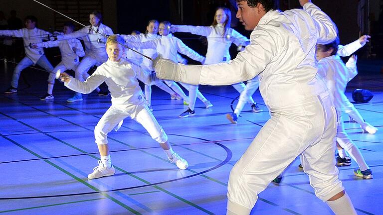 Bei der Nacht des Sports lag die Betonung auf einer bunten Show für die Zuschauer. Im Bild die Fechtabteilung des TSV Bad Kissingen. Bei der Nacht des Sports lag die Betonung auf einer bunten Show für die Zuschauer. Im Bild die Fechtabteilung des TSV Bad Kissingen.