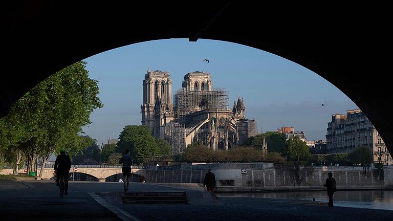 Notre-Dame nach dem Feuer – schon zeichnet sich eine Diskussion darüber ab, ob es nicht Wichtigeres gäbe, was man mit den Spendengeldern für den Wiederaufbau tun könnte.