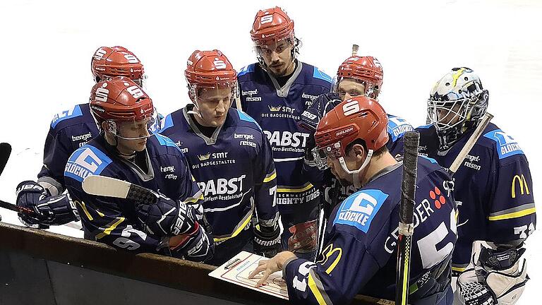 Zeigte sich verbessert: Das Team um Andreas Kleider (ganz rechts), der den kranken Coach Zdenek Vanc vertrat, konnte die Niederlage gegen Pfaffenhofen dennoch nicht verhindern.