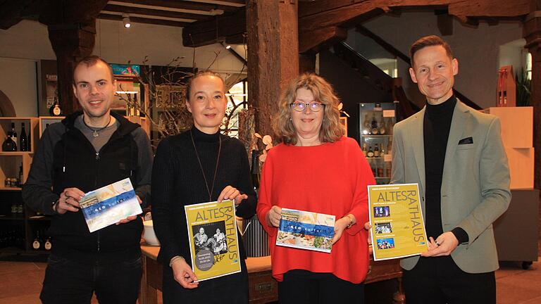 Eventmanager Andreas Leubner (von links), Maria Weierich und Beate Glotzmann von der Tourist-Information und Bürgermeister Thorsten Wozniak stellten den neuen Kulturkalender 'Geo kultur' und die Veranstaltungsreihe im Alten Rathaus vor.