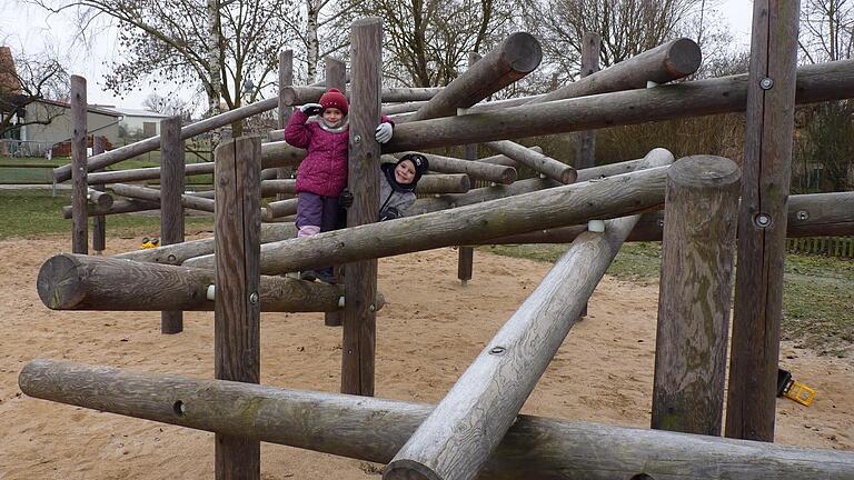 Eine kurze Diskussion über das große Klettergerät am Oberspiesheimer Spielplatz führte zu dem Ergebnis, dass dies für Kleinkinder wenig geeignet sei, von den größeren Kinder jedoch gerne angenommen wird.