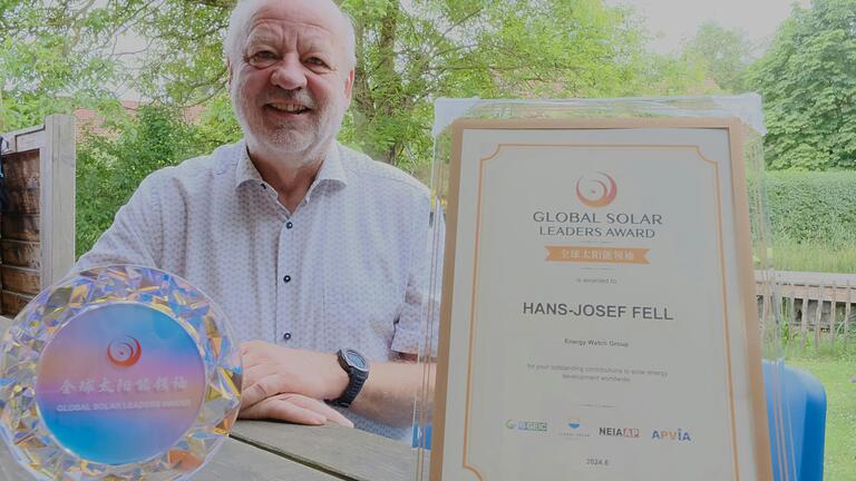 Aus Shanghai hat Hans-Josef Fell den Solar Global Leaders Award mitgebracht. Aus Shanghai hat Hans-Josef Fell den Solar Global Leaders Award mitgebracht. 