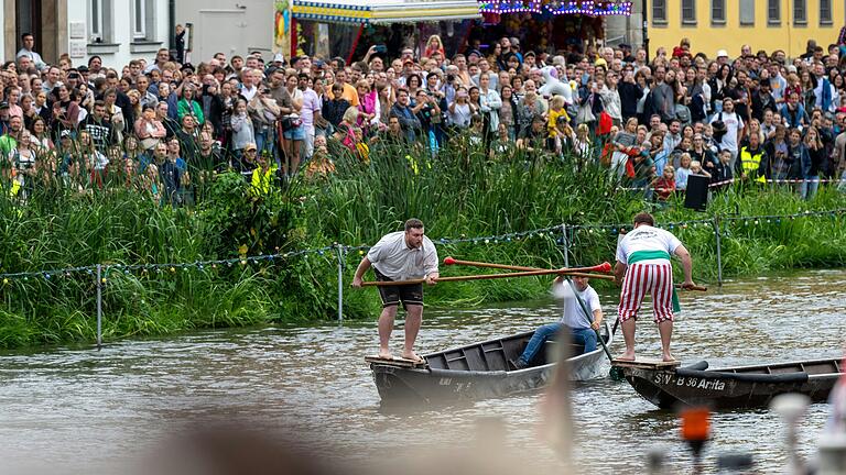 Das Fischerstechen auf der Regnitz – hier aus dem vergangenen Jahr – zählt bei der Bamberger Sandkerwa zu den besonderen Attraktionen.&nbsp;