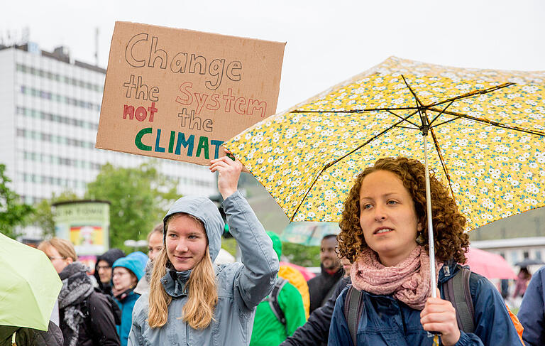 Regenschirm statt Schild: Glück mit dem Wetter hatten die Demonstranten am Freitag nicht.