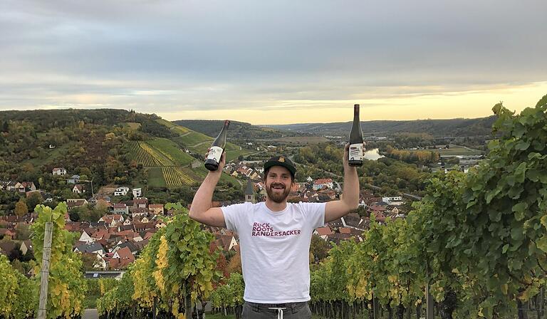 Monatelange, unsichtbare Arbeit steckt in jeder Flasche. Winzer Martin Göbel mit dem fertigen Jahrgang.