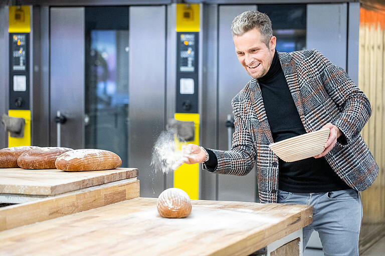 Wenn der Metallbau-Unternehmer Brot bäckt: Georg Rumpel, HAGA-Geschäftsführer, bestäubt die Kruste mit dem Werbeschriftzug.