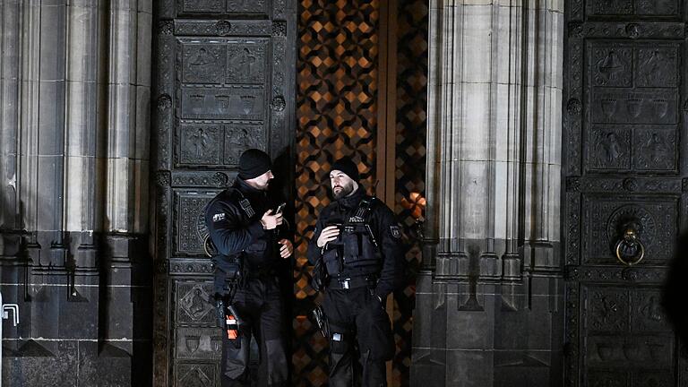 Anschlagsplan auf den Kölner Dom.jpeg       -  Polizisten sichern einen Eingang zum Kölner Dom.