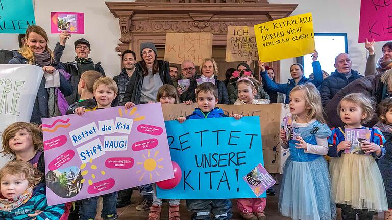 Rund 70 Eltern und deren Kinder  protestierten am Donnerstag vor der Stadtratssitzung im Würzburger Rathaus gegen die drohende Schließung der Kita Stift Haug.