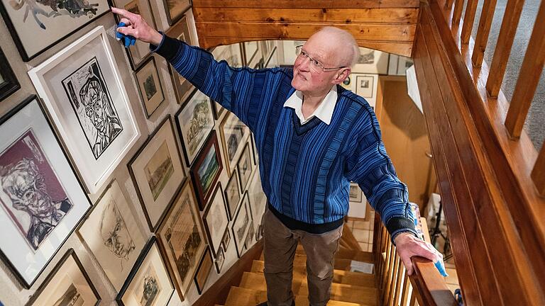 Rund 1000 Bilder von Würzburger Künstlern oder mit Motiven der Stadt besitzt Willi Dürrnagel. Einige davon hängen im Treppenhaus.&nbsp;