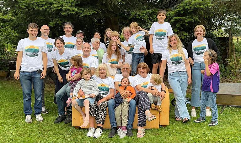 Mit vielen Freunden, Angehörigen und ehemaligen Bewohner feierten die Neuhofer ihr 300-jähriges Jubiläum. Mit vielen Freunden, Angehörigen und ehemaligen Bewohner feierten die Neuhofer ihr 300-jähriges Jubiläum.