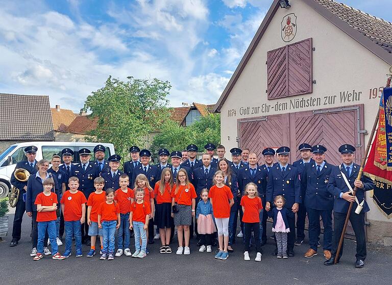 Die Kirchschönbacher Wehr - hier ein Foto vom Jubiläum im Juli - freut sich auf ihr neues Gerätehaus, das nun in Nähe des Sportheims errichtet wird. Die Kirchschönbacher Wehr - hier ein Foto vom Jubiläum im Juli - freut sich auf ihr neues Gerätehaus, das nun in Nähe des Sportheims errichtet wird.