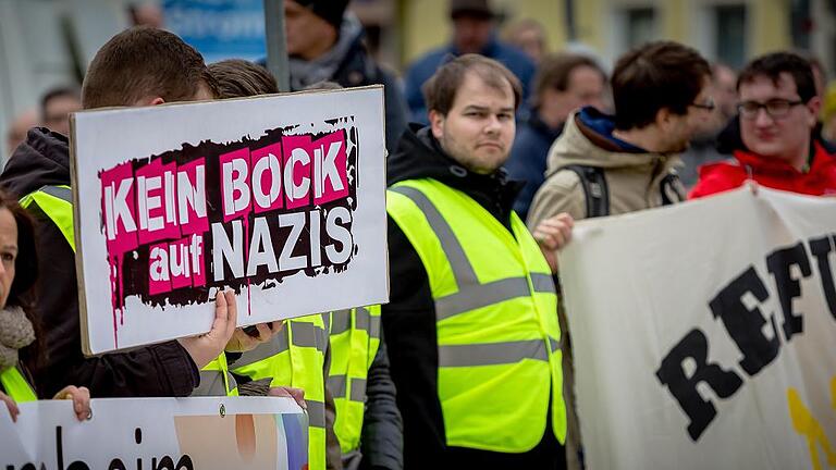 Wenn Rechtsextreme auf die Straße gehen, ist in Schweinfurt der Gegenprotest schnell organisiert. Immer wieder ruft &bdquo;Schweinfurt ist bunt&ldquo; zu Gegendemos auf, und die Menschen kommen. Wie Das Bündnis will aber auch aufklären, zum Beispiel mit einem von ihm organisierten Vortrag mit Robert Andreasch. Unser Symbolbild entstand 2016 bei einer Demo am Zeughaus.