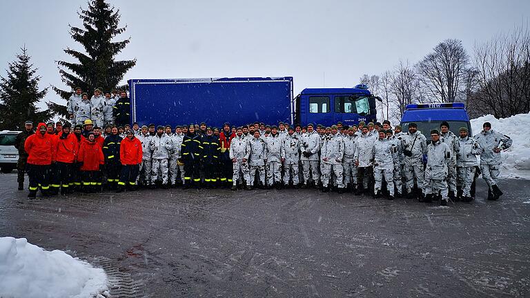 Einsatzkräfte des THW Lohr haben mit Bundeswehrsoldaten das Dach einer Industriehalle in Hausham geräumt. Mit dabei war auch das THW Kitzingen.