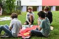 Die Schüler*innen des Gymnasiums Gerolzhofen lassen es sich beim gemeinsamen Schulfrühstück schmecken.