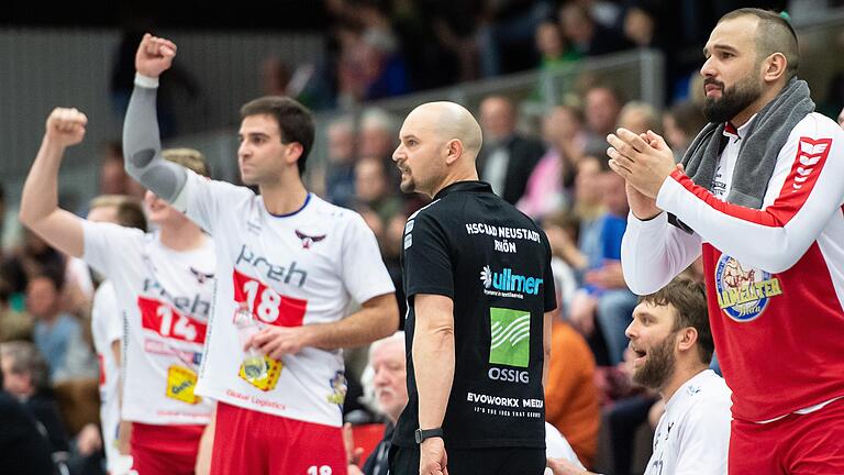 Der HSC Bad Neustadt (Zweiter von rechts Trainer Florian Hauck) hat seine Niederlagenserie in der Handball-Bayernliga gestoppt.