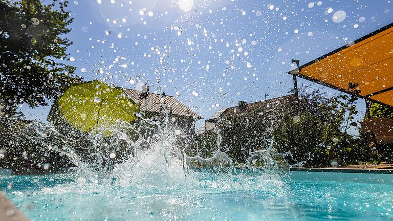 Im Sommer bringt ein Pool im Garten Abkühlung. Doch wie pflegt man ihn richtig? Bademeister und Poolexperte Stefan Roth weiß Antworten zur richtigen Poolpflege. Im Sommer bringt ein Pool im Garten Abkühlung. Doch wie pflegt man ihn richtig? Bademeister und Poolexperte Stefan Roth weiß Antworten zur richtigen Poolpflege.