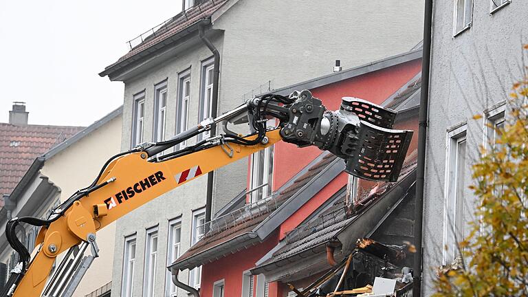 Tote in Esslingen       -  Die Feuerwehr verhinderte, dass das Feuer auf Nachbargebäude übergriff.