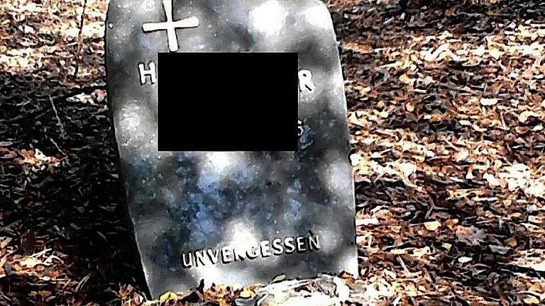 Ein Grabstein von einem aufgelösten Urnengrab im Landkreis Lichtenfels wurde im Freizeit-Land Geiselwind aufgestellt, ohne die Inschrift zu entfernen.privat Ein Grabstein von einem aufgelösten Urnengrab im Landkreis Lichtenfels wurde im Freizeit-Land Geiselwind aufgestellt, ohne die Inschrift zu entfernen.privat