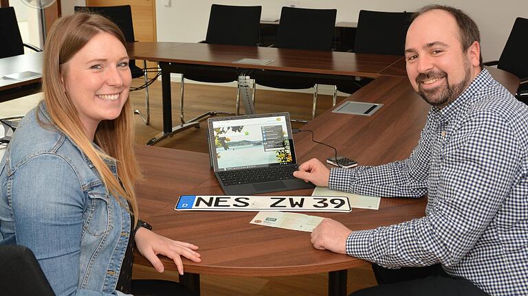 Antje Hein, Sachbearbeiterin in der Straßenverkehrsbehörde, und Simon Schlauß, Leiter des Amts für Digitalisierung, vor einem Laptop, auf dem das „Bayernportal“ geöffnet ist. Antje Hein, Sachbearbeiterin in der Straßenverkehrsbehörde, und Simon Schlauß, Leiter des Amts für Digitalisierung, vor einem Laptop, auf dem das „Bayernportal“ geöffnet ist.