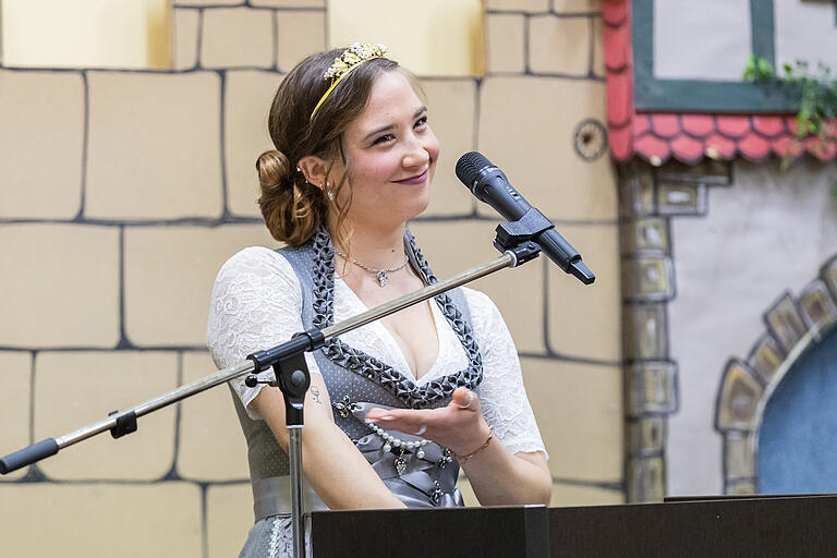 Dankesrede der neu gekrönten Weinprinzessin Franceska Weiß. Dankesrede der neu gekrönten Weinprinzessin Franceska Weiß.