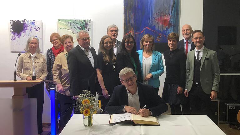 50 Jahre Volkshochschule Gerolzhofen: Beim Festakt im Pfarrer-Hersam-Haus durften sich die wichtigsten Vertreter aus Politik und Gesellschaft in das Goldene Buch der Stadt Gerolzhofen eintragen. 50 Jahre Volkshochschule Gerolzhofen: Beim Festakt im Pfarrer-Hersam-Haus durften sich die wichtigsten Vertreter aus Politik und Gesellschaft in das Goldene Buch der Stadt Gerolzhofen eintragen.