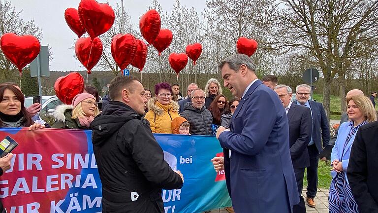 Im Frühjahr wurde Ministerpräsident Markus Söder von verdi-Gewerkschaftssekretär Peter König bei einem CSU-Empfang in Dittelbrunn eine Resolution überreicht, die Arbeitsplätze bei Galeria Kaufhof in Schweinfurt zu erhalten.