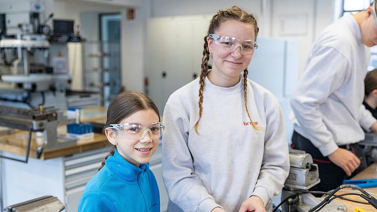 Die Brose Auszubildende Emily Vieweg (rechts) zeigte der 13 Jahre alten Luisa Stüllein den richtigen Umgang mit Elektronik-Komponenten.