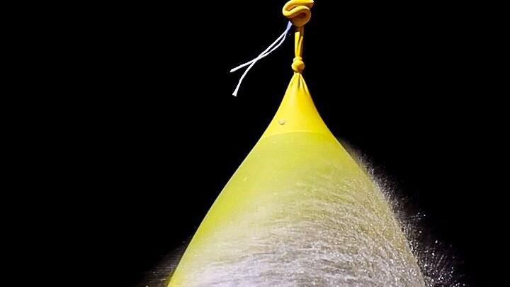 Wasserbombe zum Platzen gebracht Wasserbombe zum Platzen gebracht