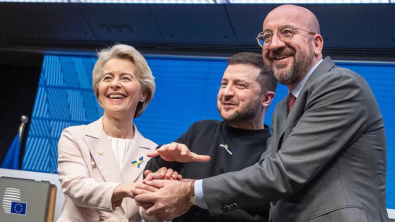 Brüssel       -  EU-Kommissionpräsidentin Ursula von der Leyen (l-r), der ukrainische Präsident Wolodymyr Selenskyj und EU-Ratspräsident Charles Michel in Brüssel (Februar 2023).