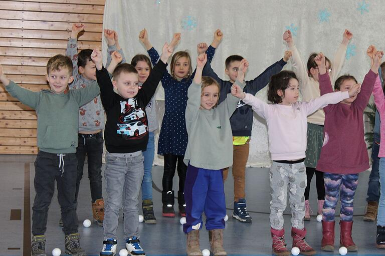Die Mädchen und Jungen der Besengau-Grundschule verzauberten ihren neuen Schulleiter Andreas Albert bei seiner Amtseinführung mit einem bunten Strauß aus Tänzen, Liedern und Gedichten. Die Mädchen und Jungen der Besengau-Grundschule verzauberten ihren neuen Schulleiter Andreas Albert bei seiner Amtseinführung mit einem bunten Strauß aus Tänzen, Liedern und Gedichten.