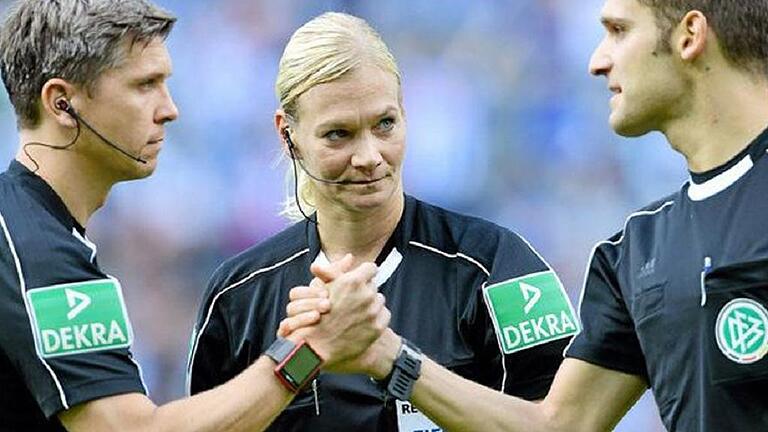 Eine Frau, zwei Männer, ein Team: Bundesliga-Schiedsrichterin Bibiana Steinhaus aus Hannover (Mitte) und ihre Assistenten Thomas Stein aus Homburg (links) und Christof Günsch aus Marburg. Eine Frau, zwei Männer, ein Team: Bundesliga-Schiedsrichterin Bibiana Steinhaus aus Hannover (Mitte) und ihre Assistenten Thomas Stein aus Homburg (links) und Christof Günsch aus Marburg.