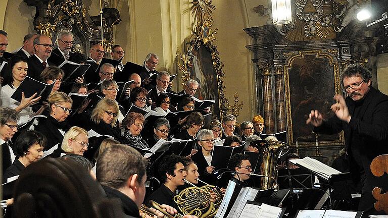 Der Projektchor der Pfarreiengemeinschaft St. Franziskus unter der Leitung von Kantor Karl-Heinz Sauer (rechts) gibt wieder ein festliches Weihnachtskonzert. Die Proben beginnen.