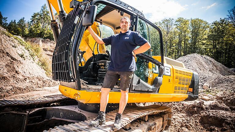 Franco Stoinski, Vorarbeiter und Finder des Fossils im Steinbruch im Steigerwald.