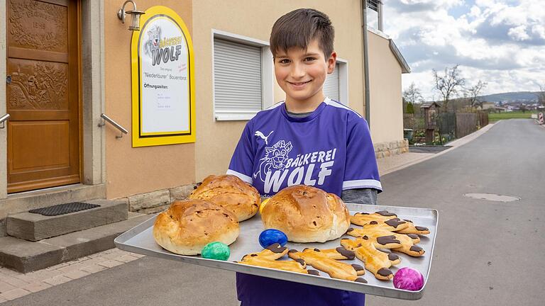 In der Traditionsbäckerei Wolf in Niederlauer werden zu Ostern Mürbteighasen und Osterbrote angeboten. Luca Wolf, der Sohn von Inhaber Torsten Wolf, hilft ab und zu auch gerne beim Backen mit. In der Traditionsbäckerei Wolf in Niederlauer werden zu Ostern Mürbteighasen und Osterbrote angeboten. Luca Wolf, der Sohn von Inhaber Torsten Wolf, hilft ab und zu auch gerne beim Backen mit.