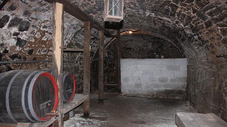 Der Keller des alten Bauernhauses ist größer als das Haus selbst. - Der Keller des alten Bauernhauses ist größer als das Haus selbst. Der Keller des alten Bauernhauses ist größer als das Haus selbst. - Der Keller des alten Bauernhauses ist größer als das Haus selbst.